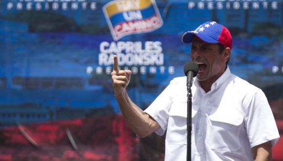 EN ALZA. Cuando falta un mes y medio para las elecciones, Capriles parece convencer a los indecisos. (Reuters)