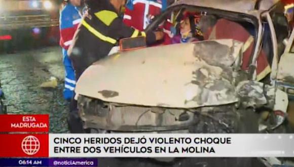 Un aparatoso choque entre dos vehículos dejó cinco heridos en el cruce de las avenidas La Molina y Rinconada del Lago(Captura: América Noticias)