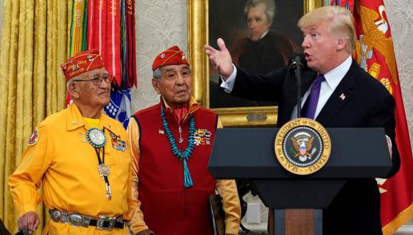 Donald Trump junto a los veteranos de guerra de los Navajo. (Reuters)
