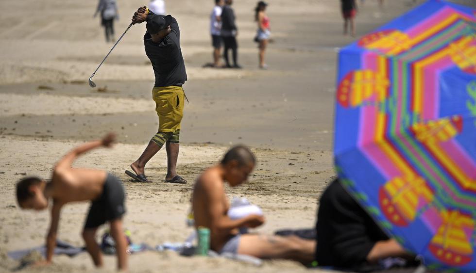 Venice Beach, la famosa playa al oeste de Los Ángeles, vuelve a recibir desde el miércoles a surfistas, nadadores y corredores tras 47 días cerrada por el coronavirus, aunque pocos de ellos acudieron el primer día de apertura. (AP/Mark J. Terrill).