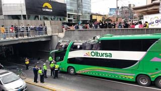 ¡Impactante! Bus de Oltursa choca con puente Villarán en Av. Arequipa [VIDEOS]