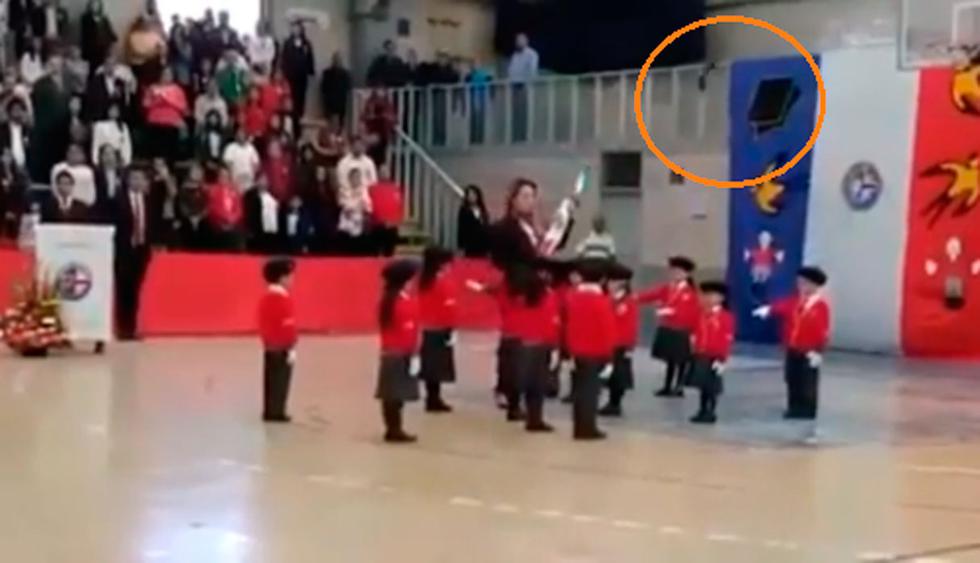 Profesora de colegio en Pachuca pasó un momento vergonzoso durante una ceremonia escolar. (Foto: YouTube/captura)