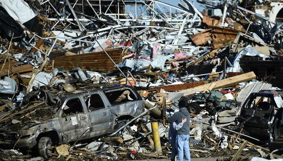 Los tornados que tocaron tierra en la noche del viernes en Kentucky formaban parte de un devastador temporal que afectó a seis estados y generó más de 30 tornados que dejaron al menos 78 muertos en la región del medio este del país. (Foto:  Brendan SMIALOWSKI / AFP)