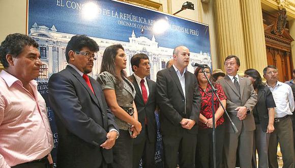 Bancada oficialista durante conferencia en el Palacio Legislativo. (Andina)
