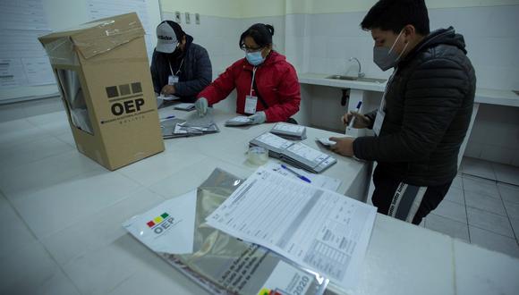 Delegados cierran urnas y comienzan el conteo de votos, en La Paz. (EFE/ Joédson Alves).