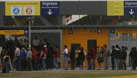 Confundidos. Usuarios no sabían dónde tomar sus buses. (Perú21)