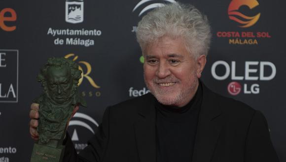 El director de cine español Pedro Almodóvar posa con el premio Goya a la mejor dirección para 'Dolor y Gloria' . (Foto: AFP)