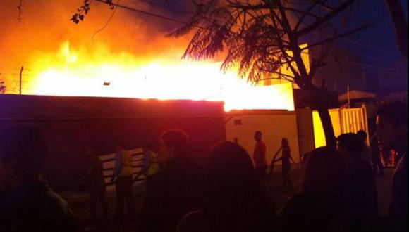 Un gran incendio se registra en una maderera de Matellini. (María Paz Reynaud)
