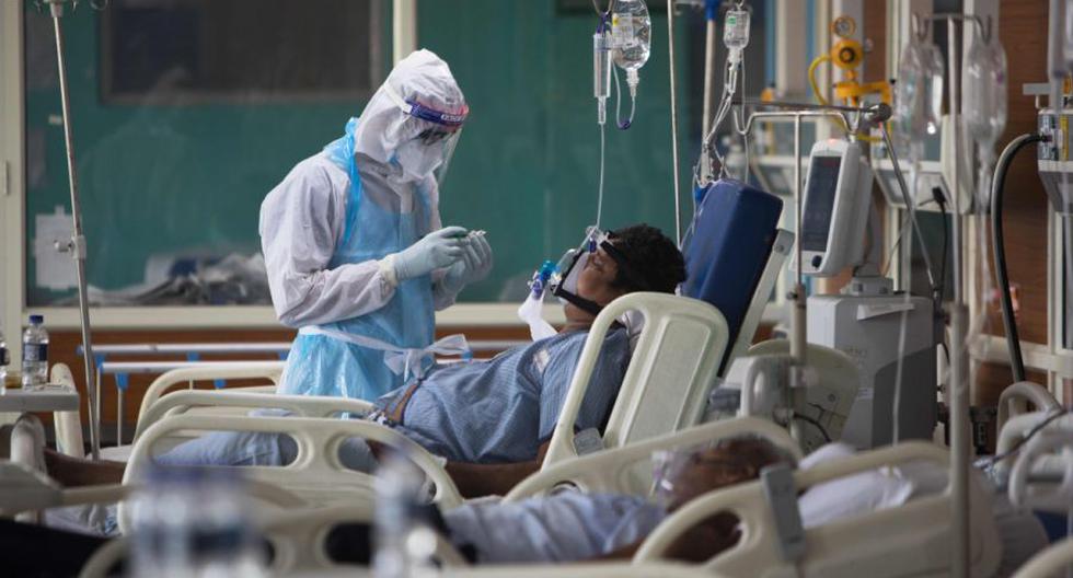 Un personal médico con traje de Equipo de Protección Personal (EPI) atiende a un paciente con coronavirus COVID-19 en la Unidad de Cuidados Intensivos del Hospital Sharda, en Noida, el 15 de julio de 2020. / AFP / XAVIER GALIANA