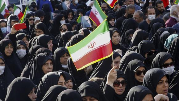 Los iraníes participan en una manifestación progubernamental en la plaza Tajrish al norte de Teherán, el 5 de octubre de 2022, condenando las recientes protestas antigubernamentales por la muerte de Mahsa Amini. (Foto por AFP)