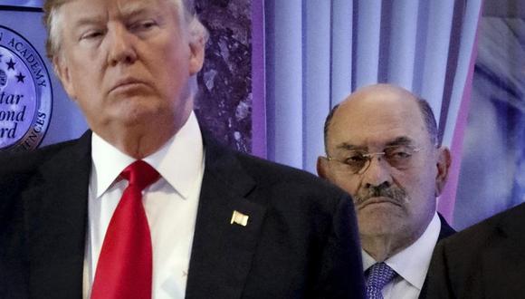 Allen Weisselberg, derecha, parado detrás del entonces presidente electo Donald Trump en una conferencia de prensa en Nueva York el 11 de enero del 2017. (AP Foto/Evan Vucci).
