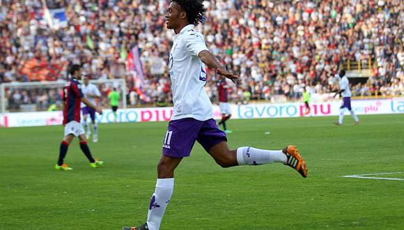Juan Guillermo Cuadrado, de la Fiorentina, celebra uno de los goles ante el Bologna. (EFE)