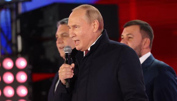 El presidente ruso, Vladimir Putin (centro), se dirige a un mitin y un concierto que marcan la anexión de cuatro regiones de Ucrania ocupadas por las tropas rusas (Foto de Sergei KARPUKHIN / SPUTNIK / AFP)