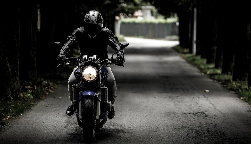 Motociclista devuelve a una conductora la basura que tiró de su coche y la escena se hace viral en Facebook. (Pixabay)