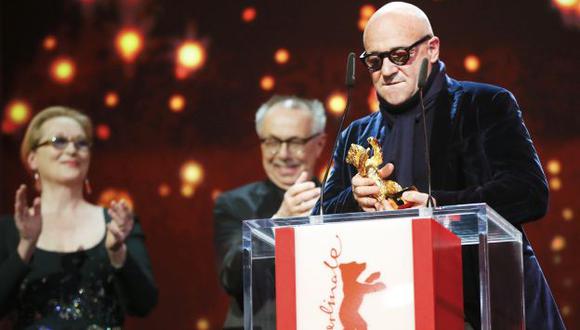 Director Gianfranco Rosi al recibir el máximo galardón del festival por ‘Fuocoammare’. (Reuters)