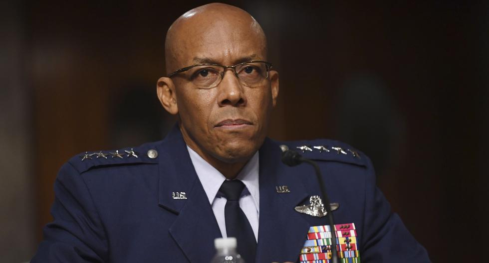 En esta foto de archivo tomada el 7 de mayo de 2020, el general Charles Q. Brown Jr. testifica sobre su nominación para ser Jefe de Estado Mayor de la Fuerza Aérea de los Estados Unidos ante el Comité de Servicios Armados del Senado en Washington DC. (AFP / POOL / Kevin DIETSCH).