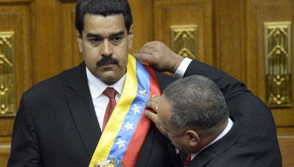 En nombre de Chávez. Maduro adelantó que entregará banda presidencial a un chavista en 2019. (AFP)