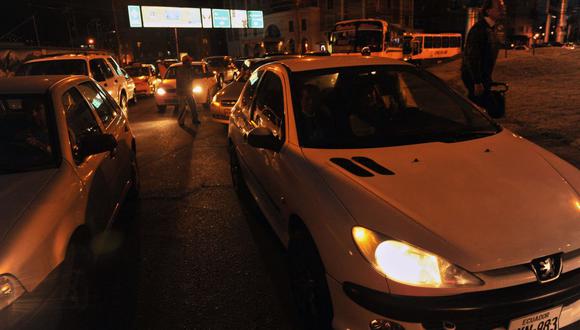 Los autos permanecen en un embotellamiento debido a un apagón en el norte de Quito el 15 de enero de 2009. Ecuador sufrió un apagón temporal que afectó el jueves al 70 por ciento del país. (Foto de RODRIGO BUENDÍA / AFP)