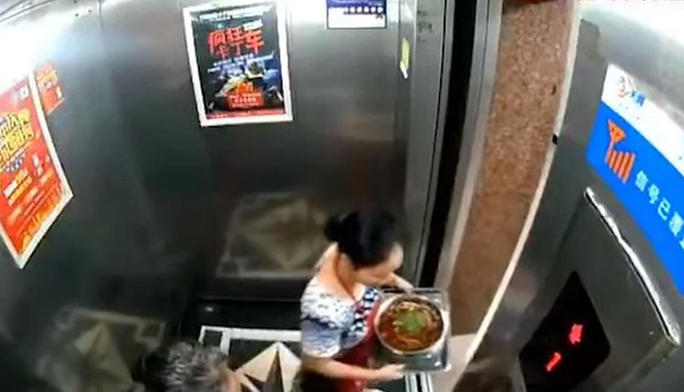 La mujer no pensó en que podía morir y salió rápidamente del ascensor. (Foto: captura Facebook)