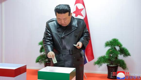En un aparente intento por introducir algo de “competencia” en los comicios locales, en algunos distritos se presentaron dos candidatos. Sin embargo, Kim Jong-un y su partido obtuvieron el 100% de los votos. Foto: AFP