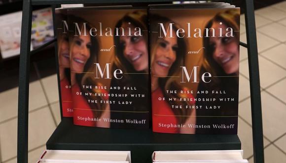 El libro "Melania and Me: The Rise and Fall of My Friendship with the First Lady" de Stephanie Winston Wolkoff se exhibe en la librería Barnes & Noble de la Quinta Avenida en Nueva York. (AFP/TIMOTHY A. CLARY).