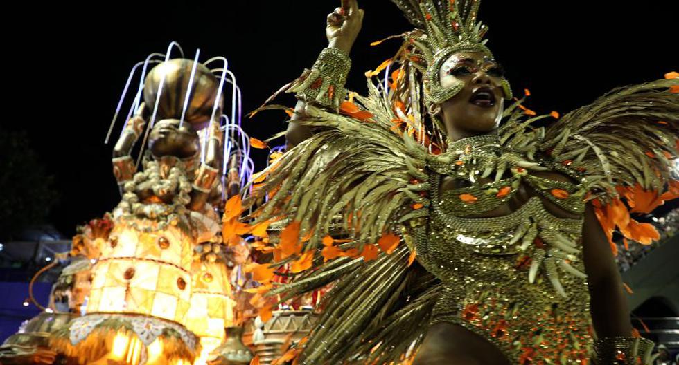 Los integrantes de la escuela de samba Viradouro desfilan en el carnaval 2020 de Rio de Janeiro (Brasil). (EFE/ Fabio Motta).