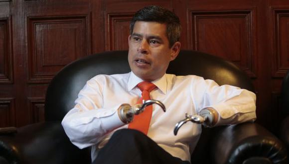 La gratificación de julio podría venir con descuentos, advirtió el legislador Luis Galarreta. (Perú21)