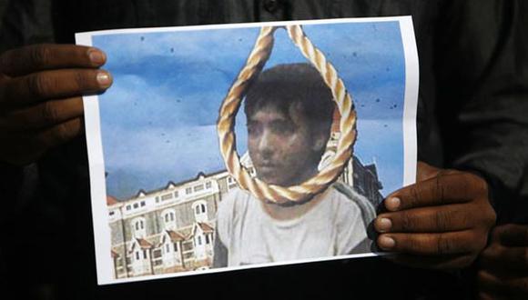 Un hombre sostiene una foto de Ajmal Kasab con una soga, manifestando su alegría por la ejecución. (Reuters)