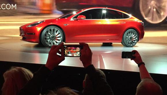 Tesla Model 3: Ascendieron a 253 mil los pedidos para nuevo modelo de auto eléctrico. (AP)
