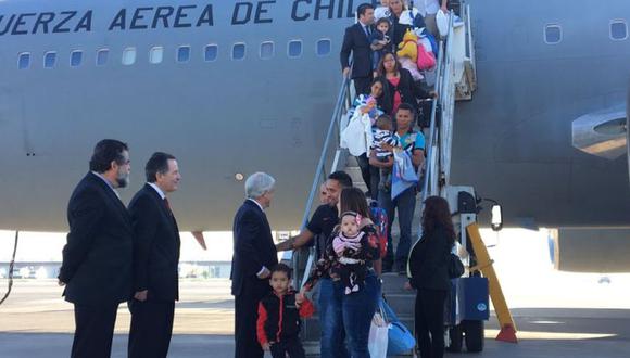 Las 88 personas que aterrizaron esta madrugada en Santiago a bordo de un avión de la Fuerza Aérea recibieron en el vuelo una guía de apoyo que incluye todos los trámites necesarios para instalarse en Chile. (Foto archivo: Presidencia de Chile)