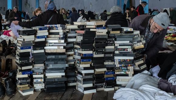 Un hombre mira viejas cintas VHS en un mercado de artículos de segunda mano el 12 de noviembre de 2021 en Estambul, Turquía.  (Foto: Chris McGrath/Getty Images)