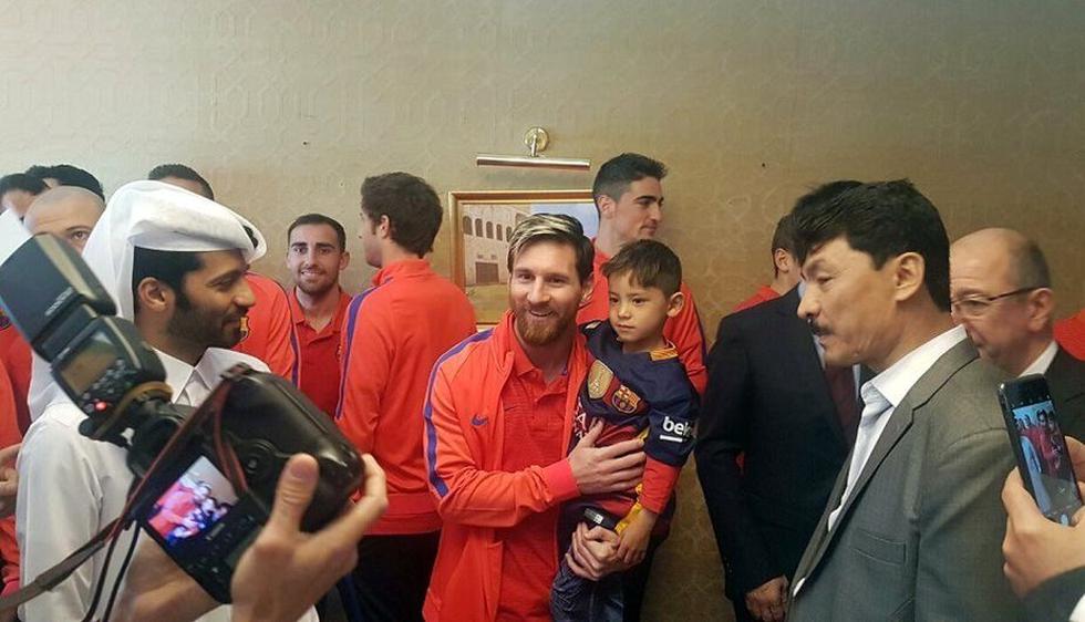 Niño afgano que lució camiseta de Messi hecha de plástico conoció, al fin, a su ídolo. (AFP)