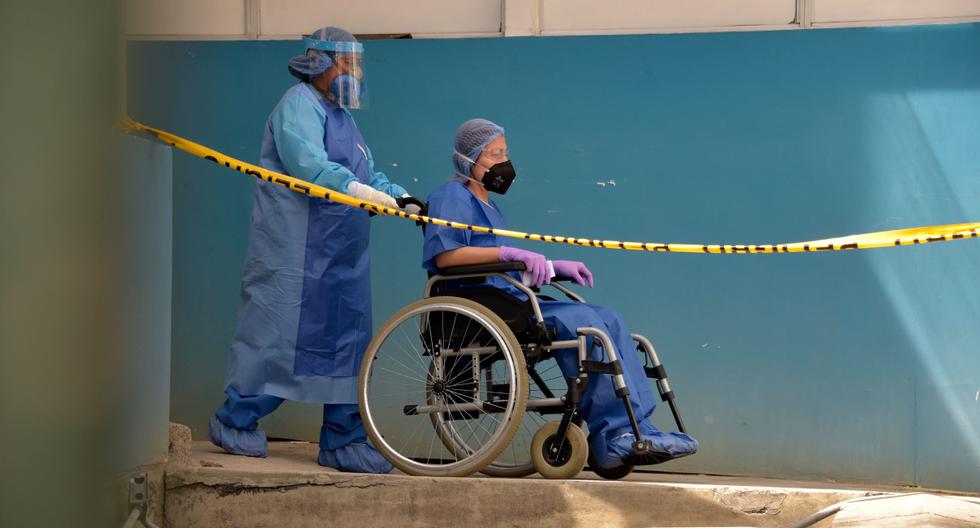 Imagen referencial. Un paciente es llevado en una silla de ruedas en un hospital de Quito, Ecuador. (AFP / Rodrigo BUENDIA).