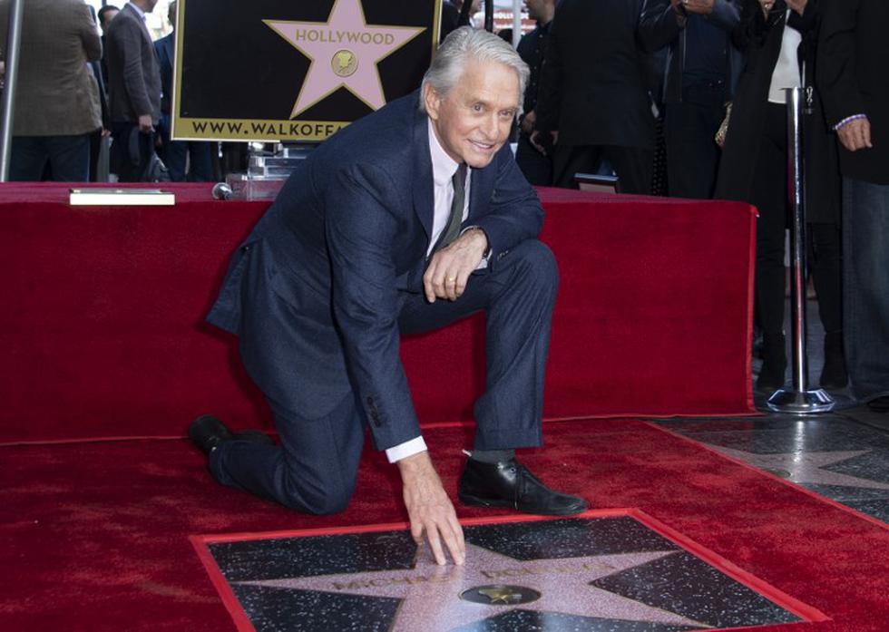 Michael Douglas logra obtener estrella en el Paseo de la Fama de Hollywood por sus 50 años de trayectoria. (Foto: AFP)