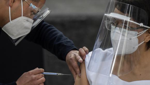 Foto referencial. Una enfermera de México recibe la primera de dos inyecciones de la vacuna Pfizer / BioNTech COVID-19, en el Hospital General de la Ciudad de México, el 24 de diciembre de 2020. (PEDRO PARDO / AFP)