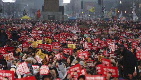 Miles de surcoreanos ocuparon las calles del centro de Seúl por quinto sábado consecutivo para pedir la dimisión de su presidenta, Park Geun-hye. (AP)