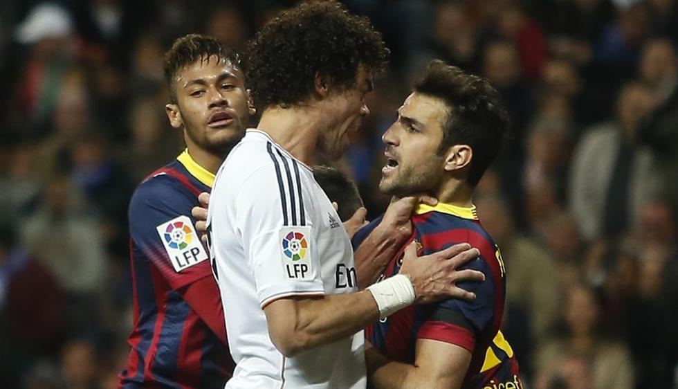 Pepe trata de amedrentar a Cesc Fábregas tras el empate 1-1 de Lionel Messi. (AP)