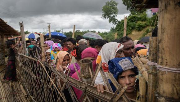 Refugiados rohinyá hacen cola en un centro de distribución de ayuda en el campo de refugiados de Balukhali, cerca de Cox's Bazar. (Foto: AFP)