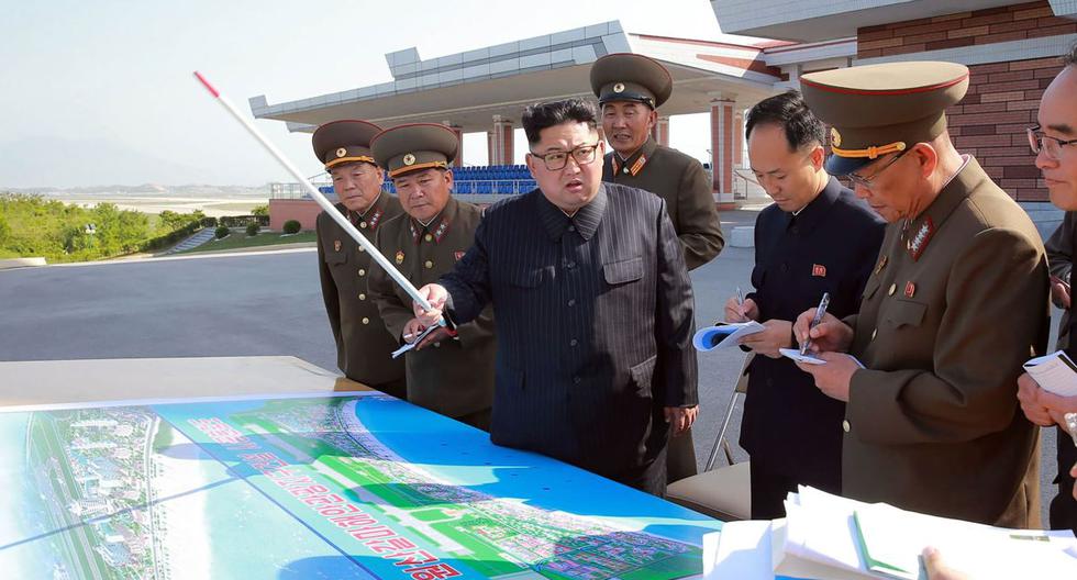 Esta imagen sin fecha publicada por la Agencia de Noticias Central Coreana (KCNA) de Corea del Norte el 26 de mayo de 2018 muestra al líder norcoreano Kim Jong-Un. (AFP/KCNA VIA KNS).