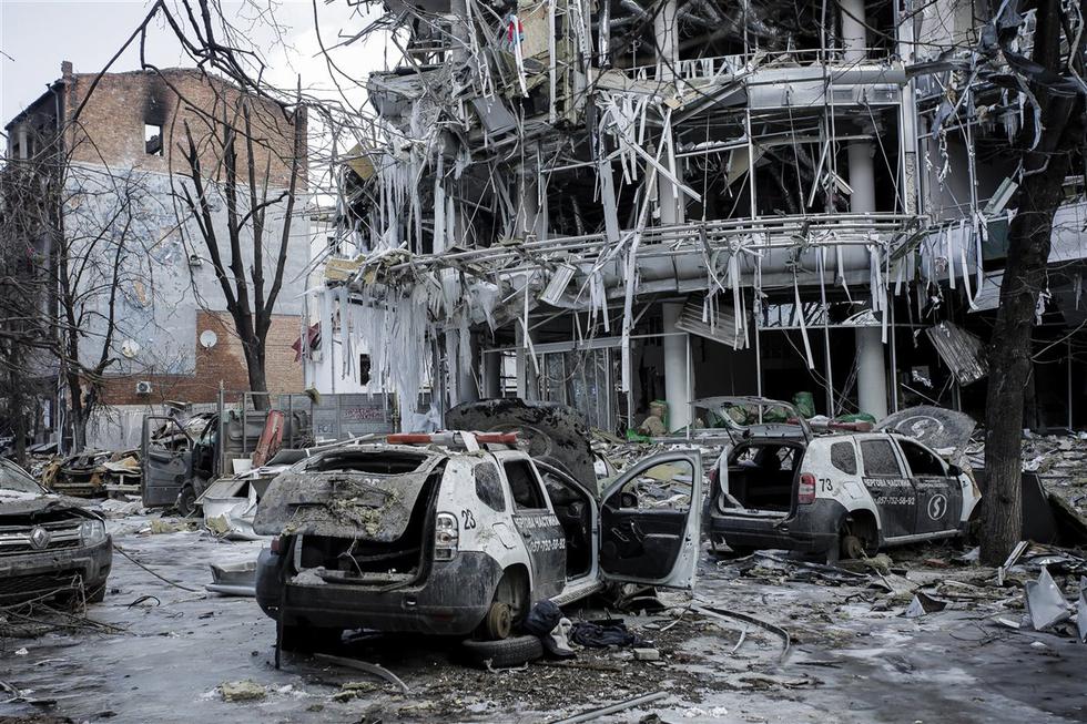 La destrucción de varios vehículos y edificios de la ciudad de Kharkiv son muestra de la intensidad de los ataques rusos en Ucrania. (Foto: AP/Pavel Dorogoy)