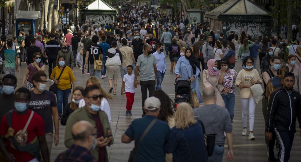 Personas que usan mascarillas para protegerse contra la propagación del coronavirus caminan por La Rambla en el centro de Barcelona, ​​España, el sábado 15 de mayo de 2021. (AP/Emilio Morenatti).