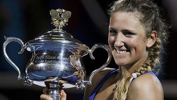 La jugadora de 22 años levanta el trofeo en Australia. (Reuters)