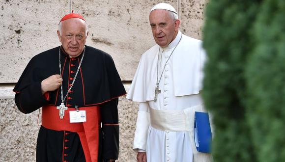 El Papa Francisco junto al cardenal chileno Ricardo Ezzati Andrello en el Vaticano. (Foto: AFP)