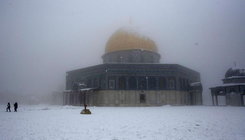 Domo de la Roca, un monumento islámico situado en Jerusalén, se cubrió de nieve. (AFP)