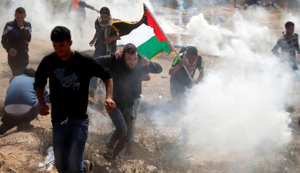 Los manifestantes palestinos incendiaron neumáticos y lanzaron piedras contra los oficiales apostados en la valla de seguridad que separa a ambos territorios