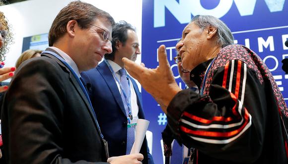 El líder indígena indica al alcalde de Madrid que la amazonía es más importante que una iglesia. (Foto: EFE)
