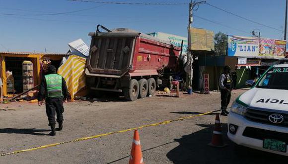 Arequipa:  cuatro locales resultaron seriamente dañadas tras el impacto de la unidad.