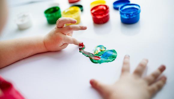 El juego en la niñez trae muchos beneficios: potencia la imaginación y la creatividad, ayuda a la coordinación y desarrolla habilidades físicas y emocionales.