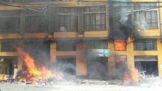 Bolivia: 6 muertos por incendio y saqueo en la alcaldía de El Alto