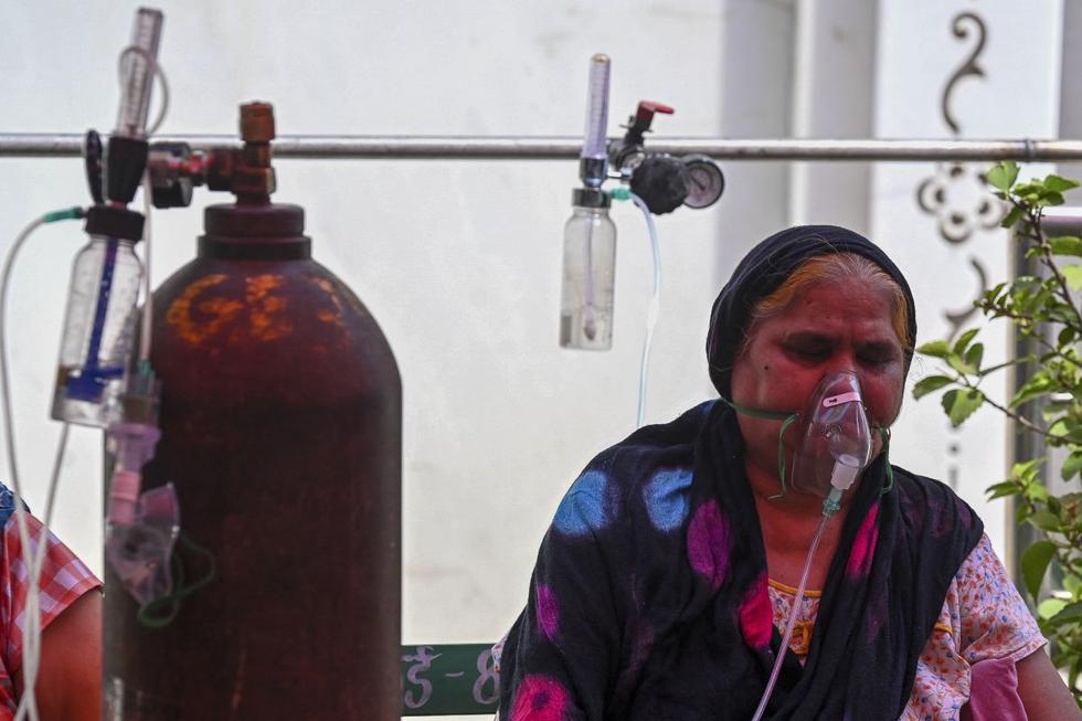 La escasez de oxígeno en los saturados hospitales obligan a los enfermos sin aliento a buscar la ayuda de Khalsa Help International, una oenegé creada por un gurdwara (un templo sij -  religión del estado indio) en Ghaziabad. (Texto y foto: AFP).